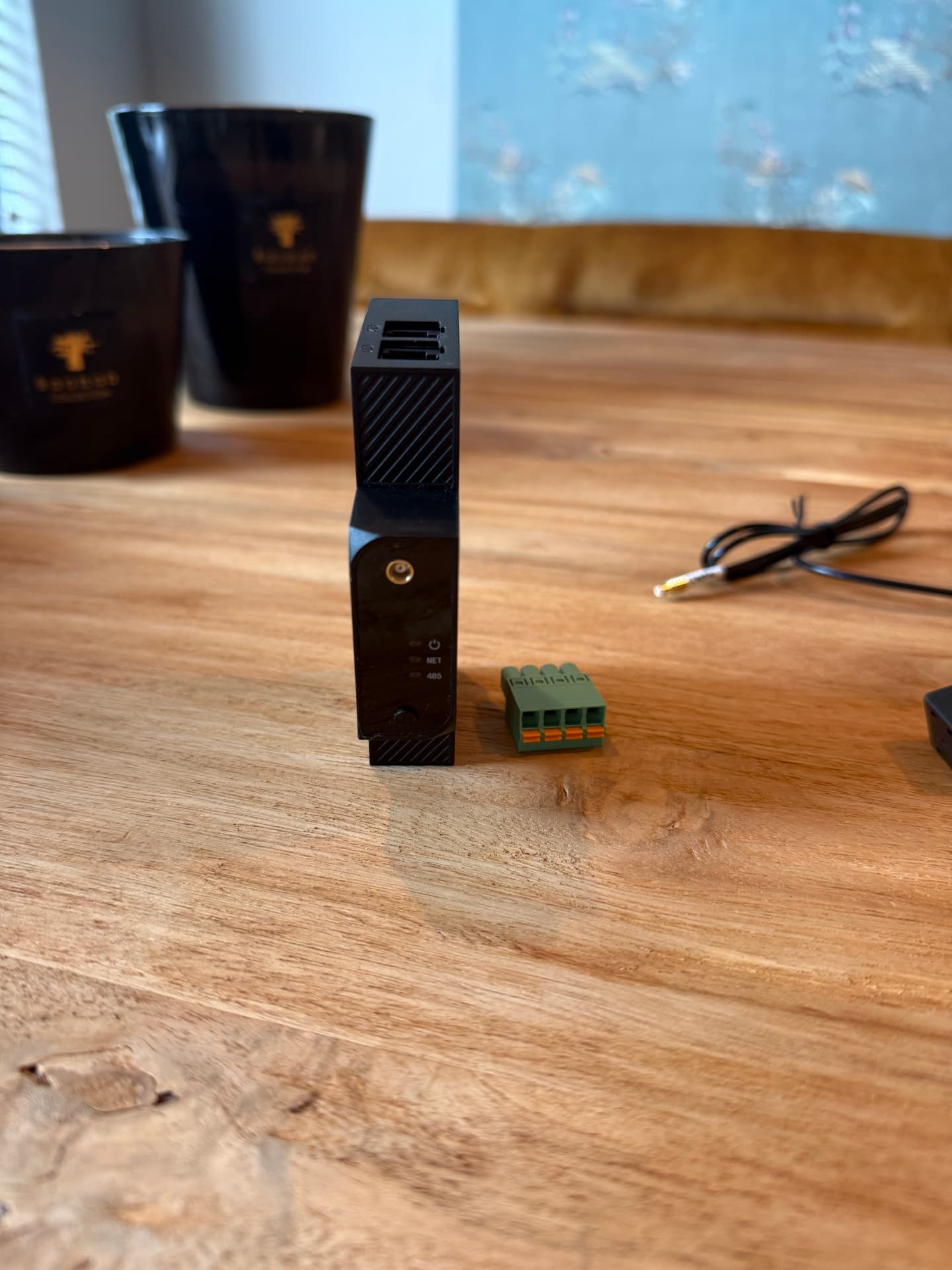 Detail van de SMeter-RS07 met de aansluitklemmen en RJ45-poort